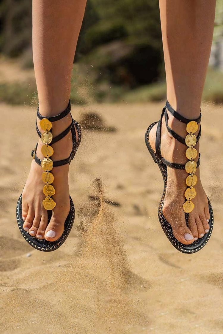 Birgitta – Sandaler med myntdetaljer och ankelrem