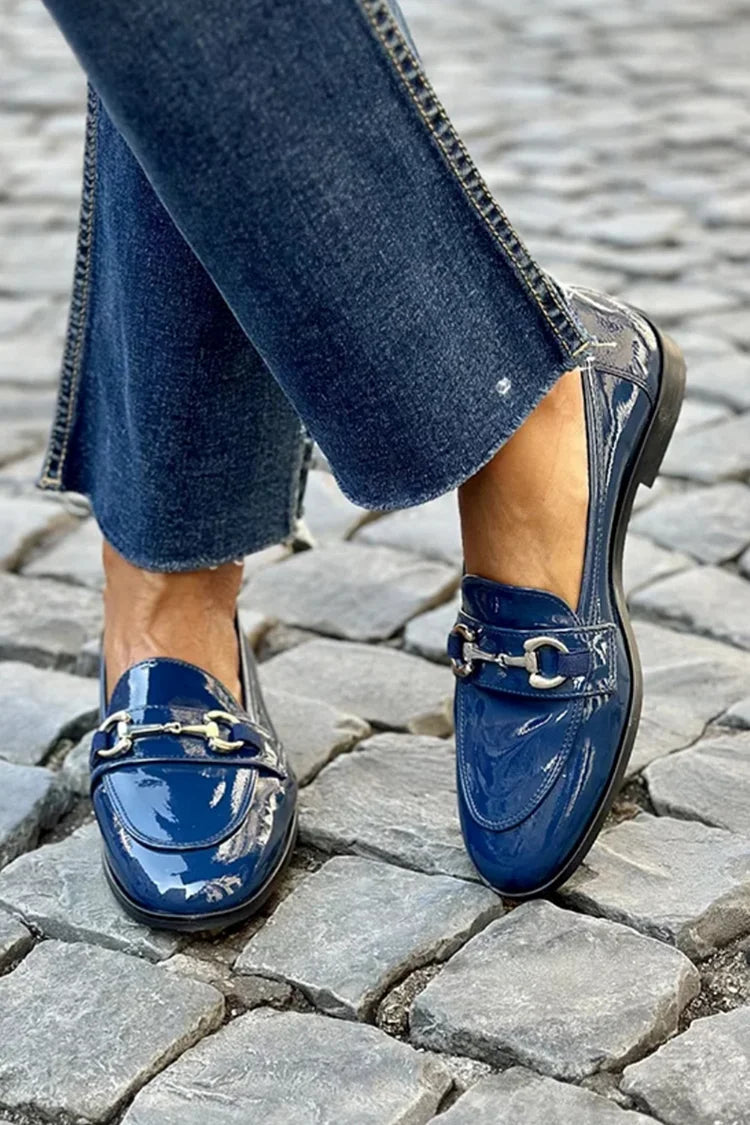 Maja – Loafers i lackat skinn med bettspänne
