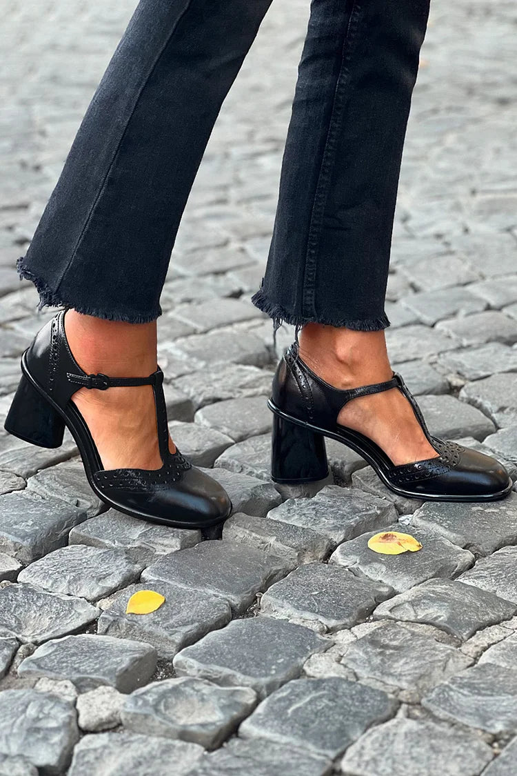 Dagny – Klackskor med T-rem och broguedetaljer