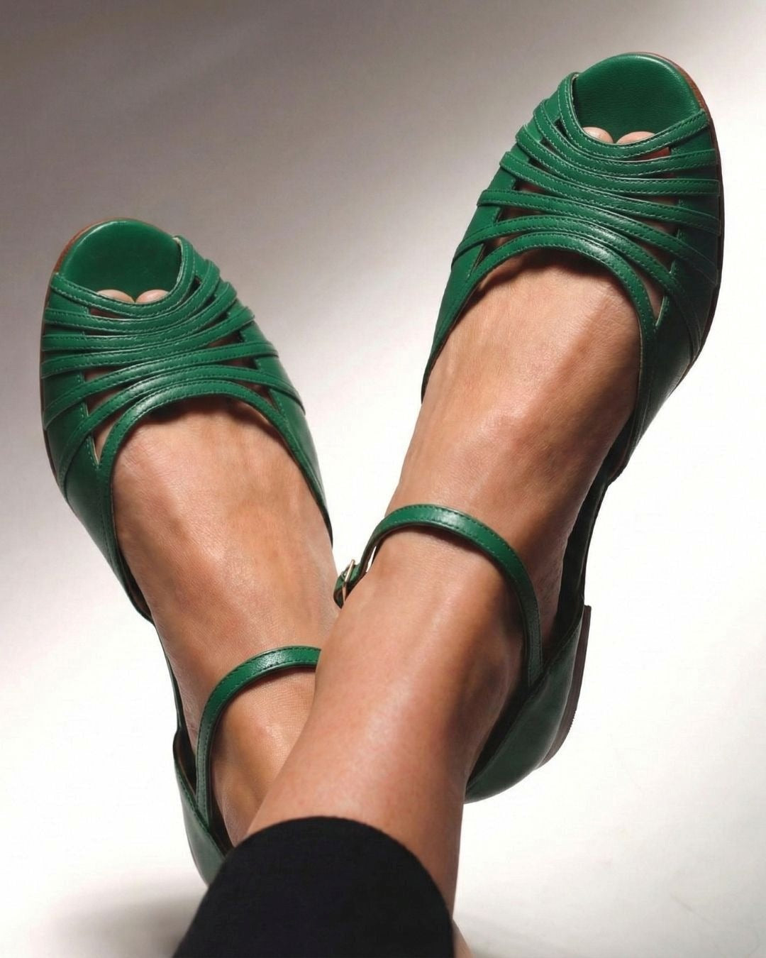 Barbro – Flätade peep toe-sandaler med ankelbandel