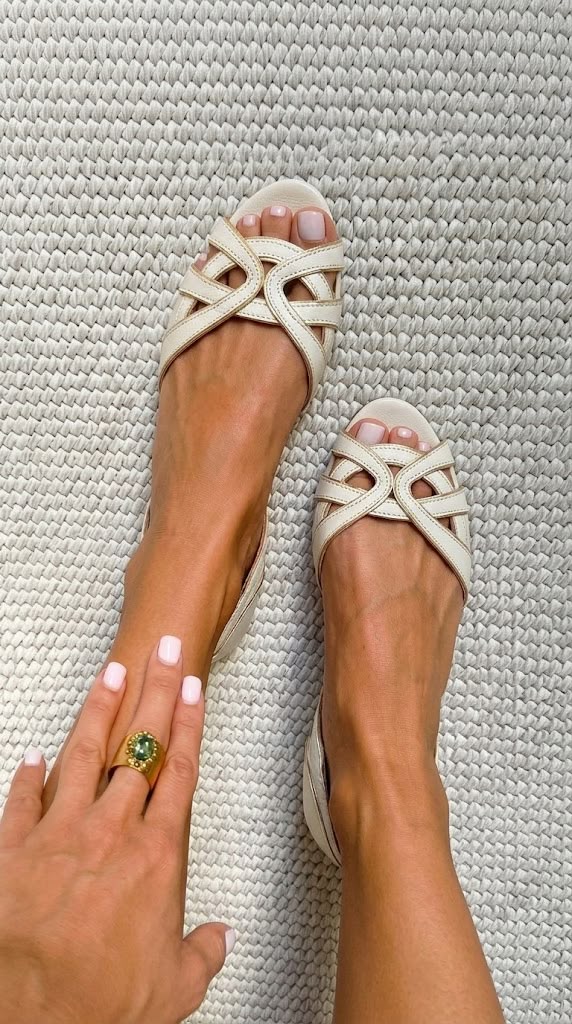 Anneli – Flata sandaler med flätade remmar