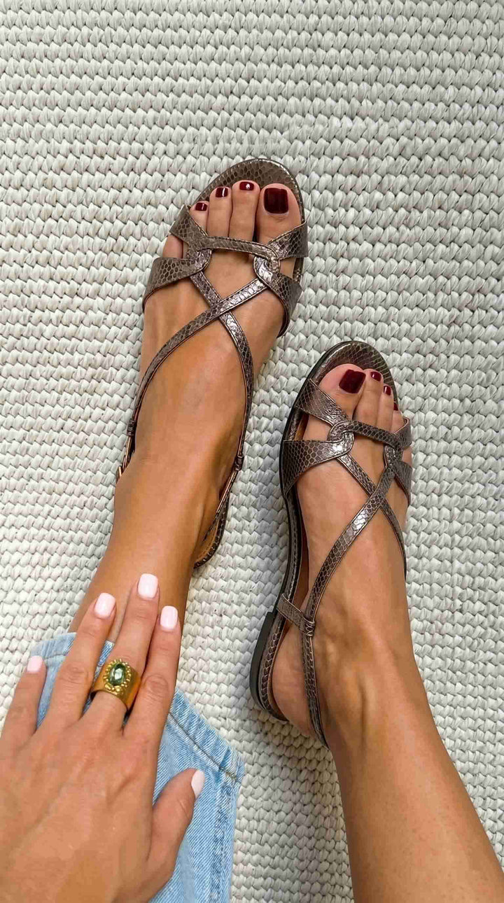 Lena – Platta sandaler med strappy design