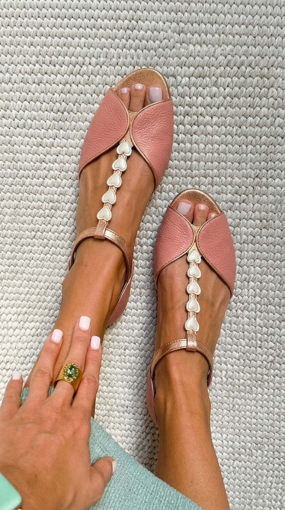 Stina – Platta peep toe-sandaler med hjärtdetalj