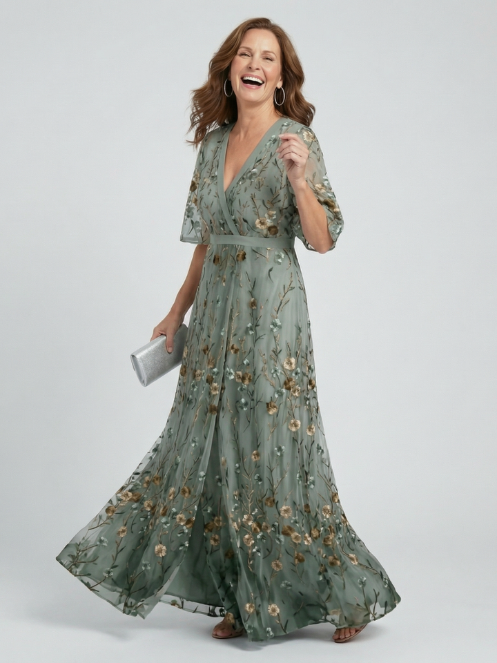 Berit – Broderad maxiklänning med blomsterdetaljer