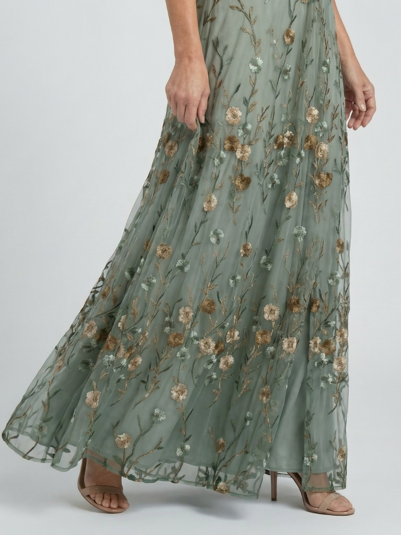 Berit – Broderad maxiklänning med blomsterdetaljer