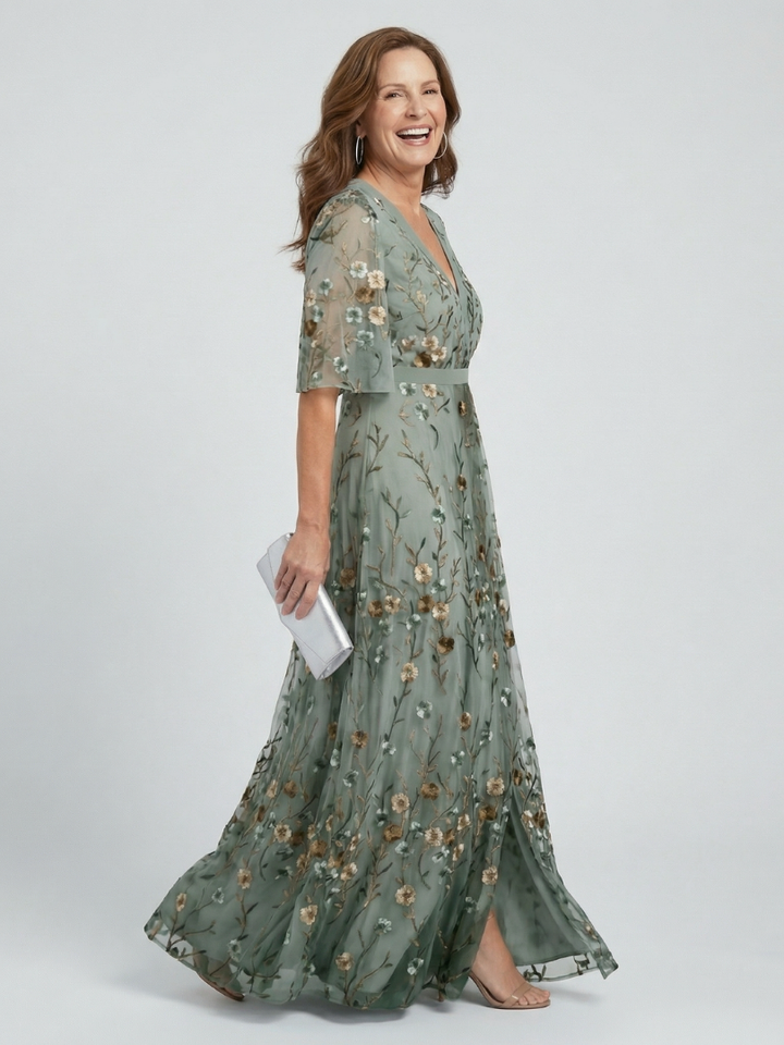 Berit – Broderad maxiklänning med blomsterdetaljer