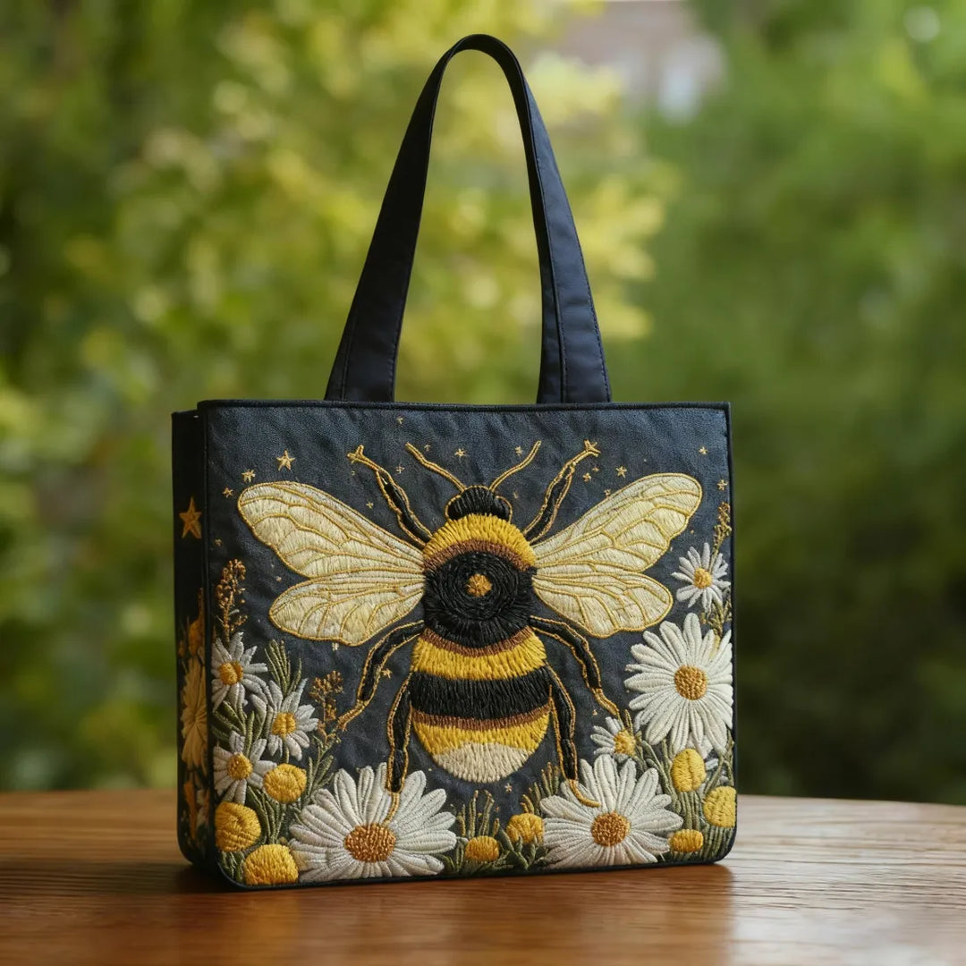 Nina – Handbroderад toteväska med humla och blommor
