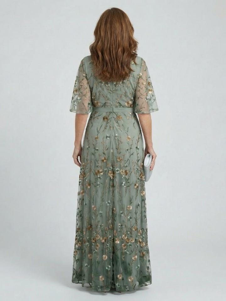 Berit – Broderad maxiklänning med blomsterdetaljer