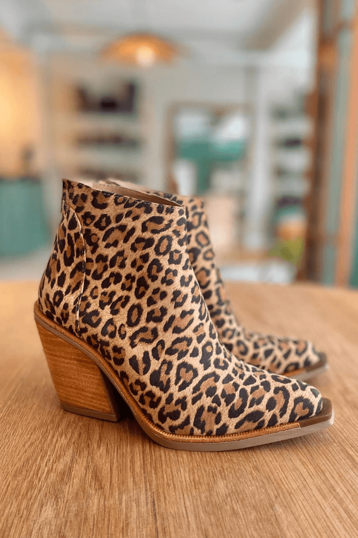 POINTY TOE COWBOY BOOT