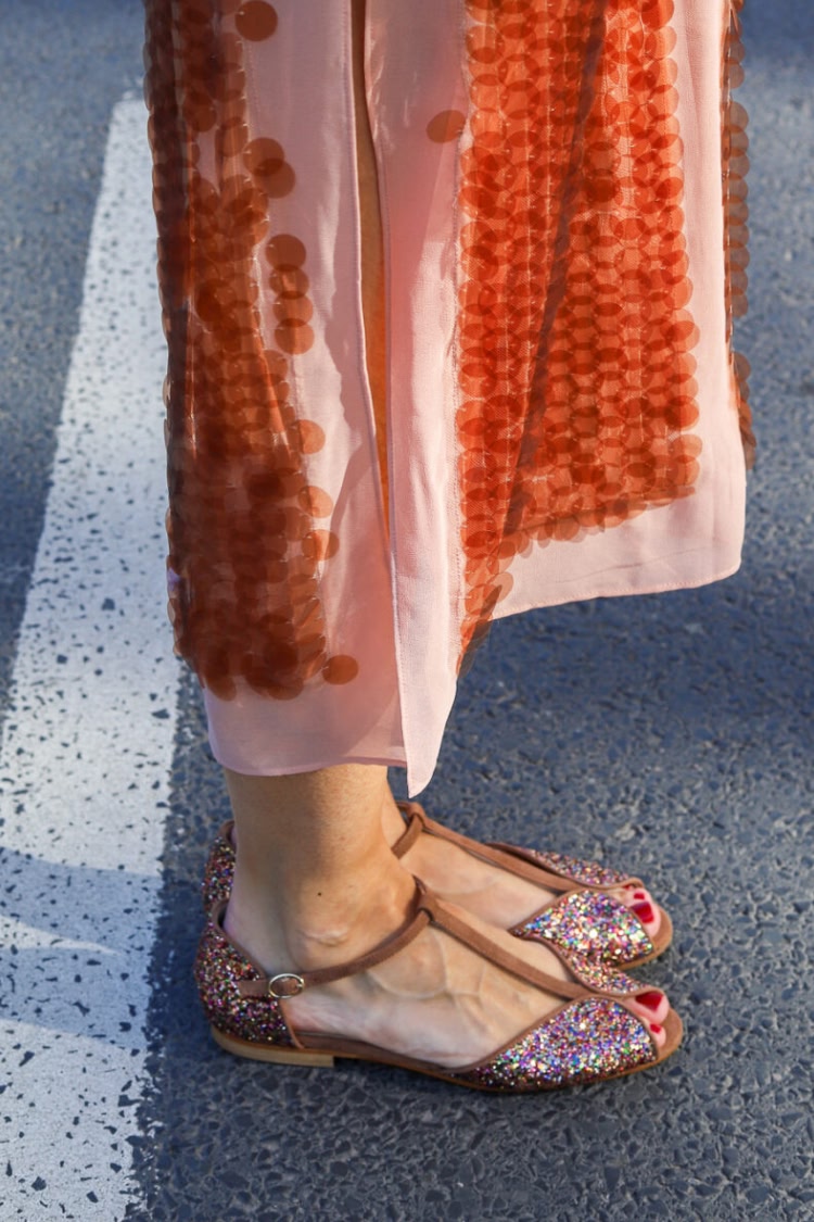 Cecilia – Platta sandaler med glitter och T-rem
