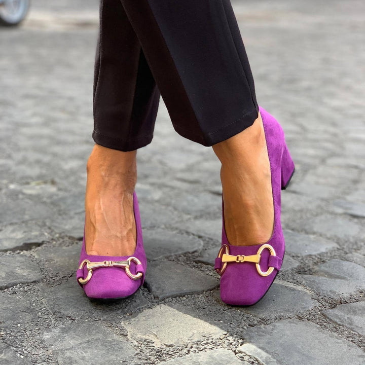 ELEGANT DESIGN PUMPS WITH GOLD DETAIL