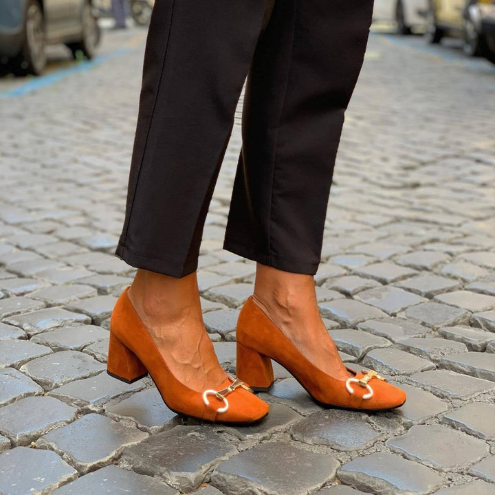 ELEGANT DESIGN PUMPS WITH GOLD DETAIL