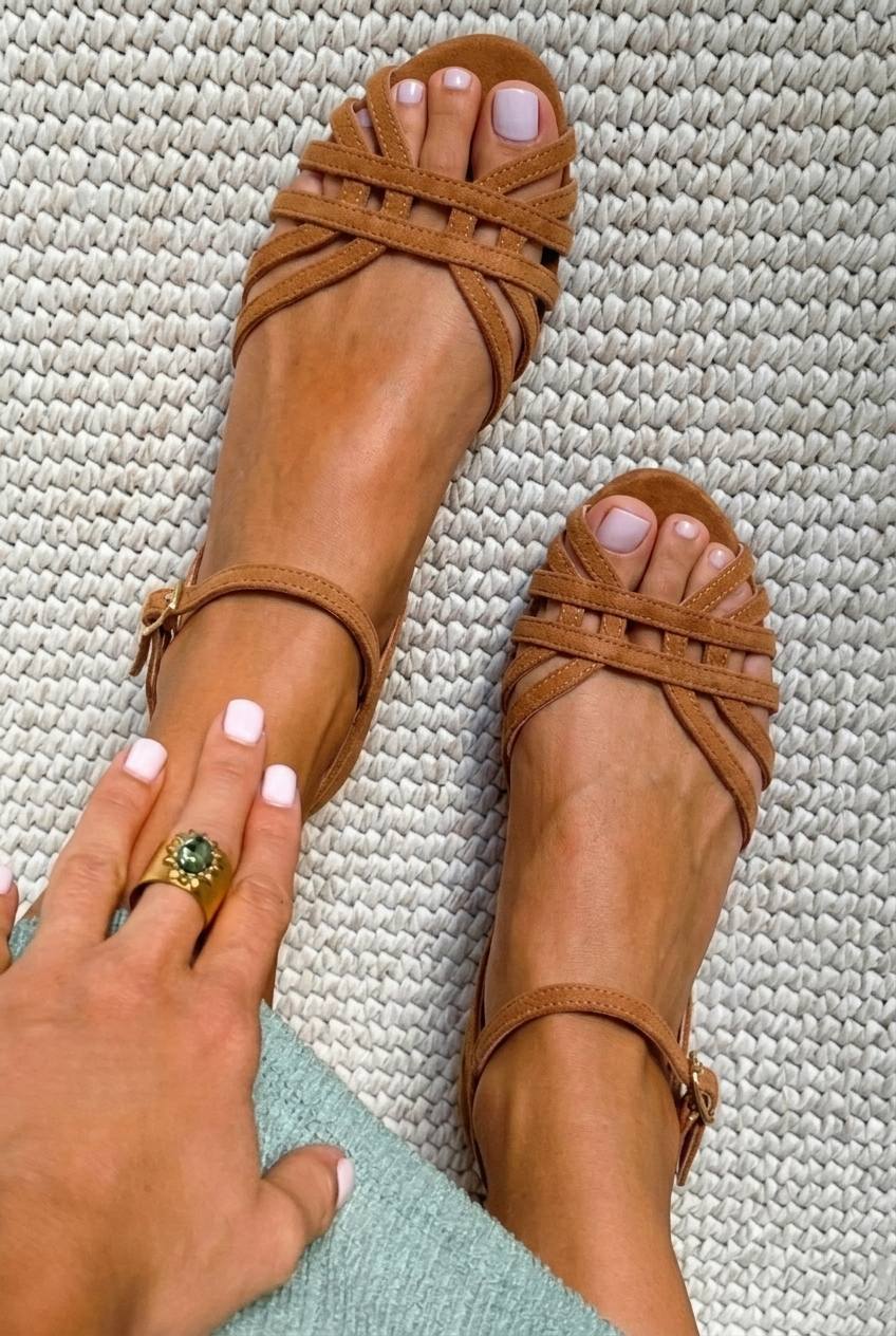 Eva – Platta sandaler med korsade remmar