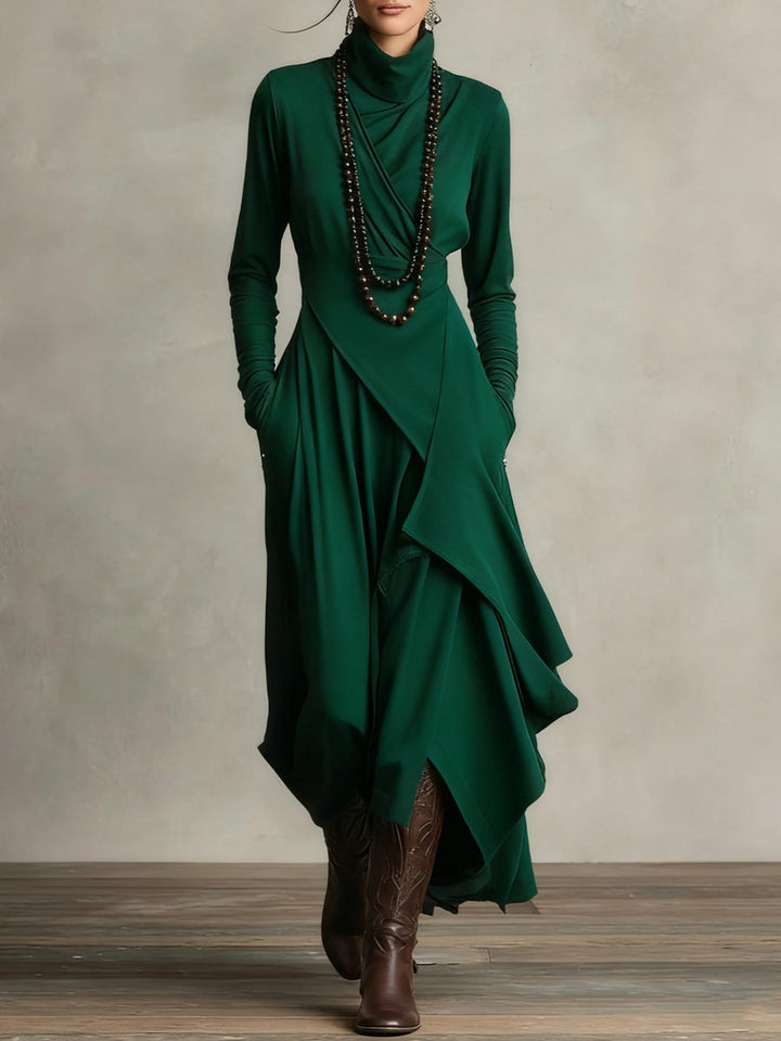 Hillevi – Elegant höghalsad asymmetrisk draperad maxiklänning