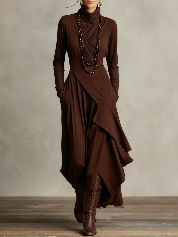 Hillevi – Elegant höghalsad asymmetrisk draperad maxiklänning