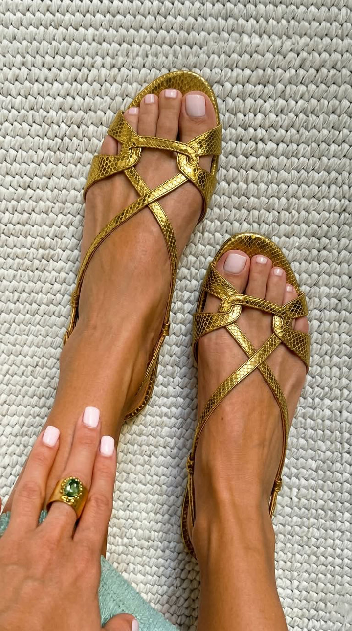 Lena – Platta sandaler med strappy design