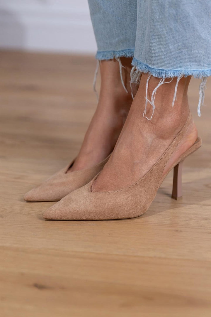 Carina – Spetsig slingback med kitten heel